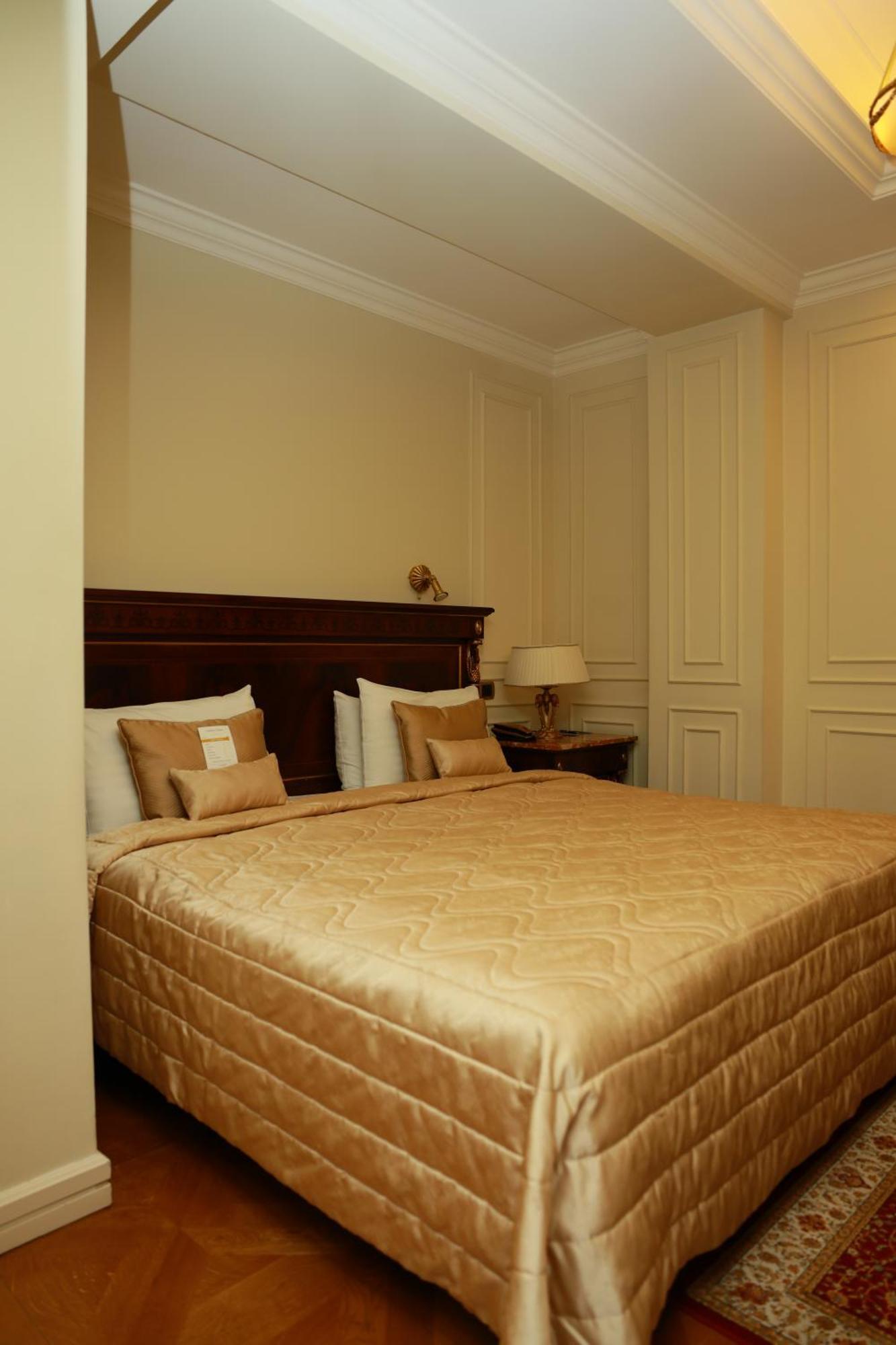 Golden Palace Hotel 예레반 외부 사진