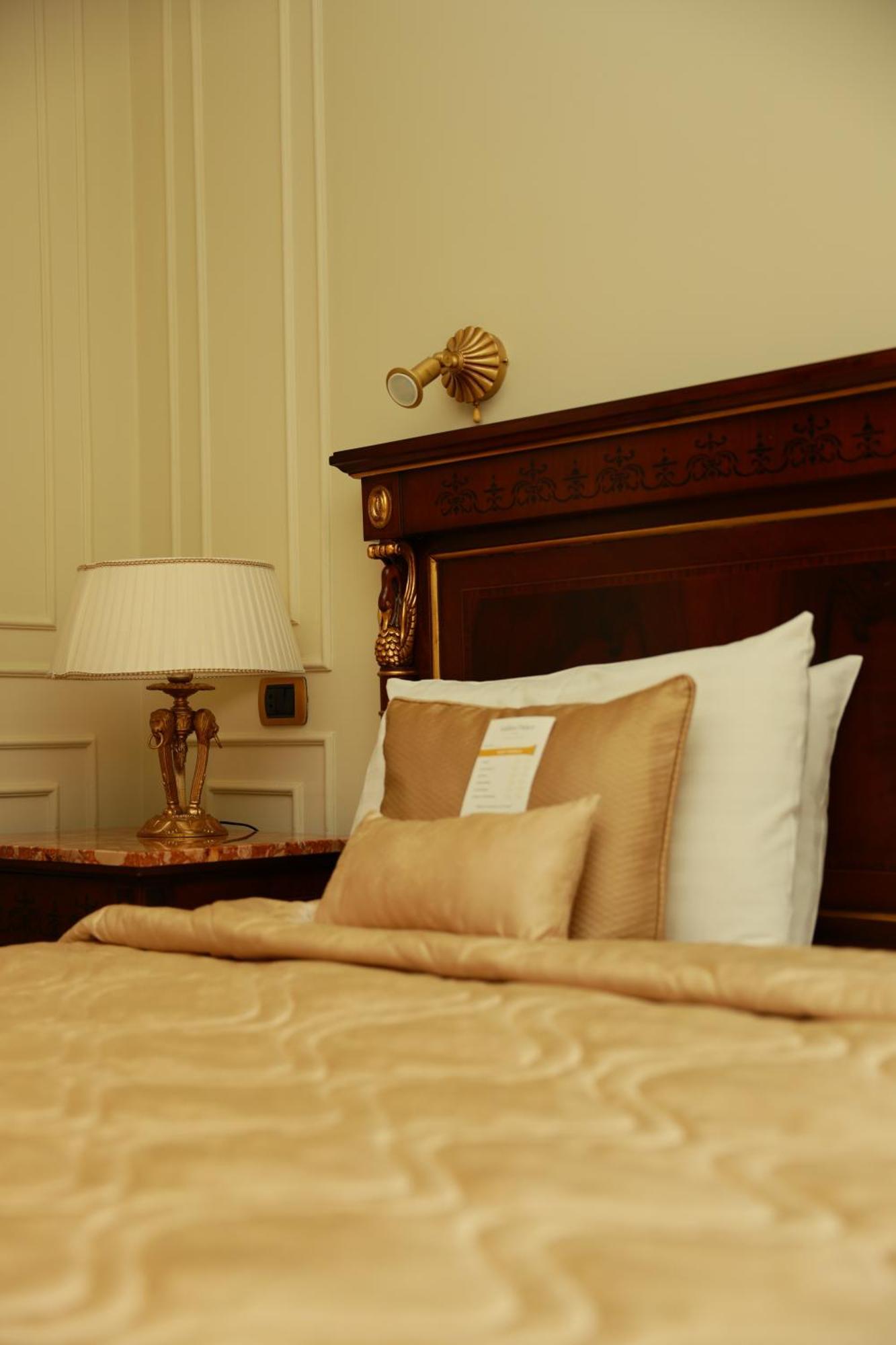 Golden Palace Hotel 예레반 외부 사진